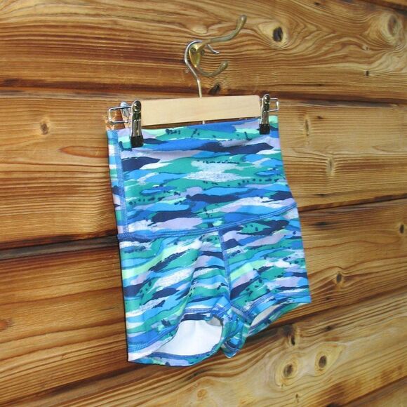 Lululemon Seven Wonders Boogie Roll Down Shorts 6 - Picture 5 of 9